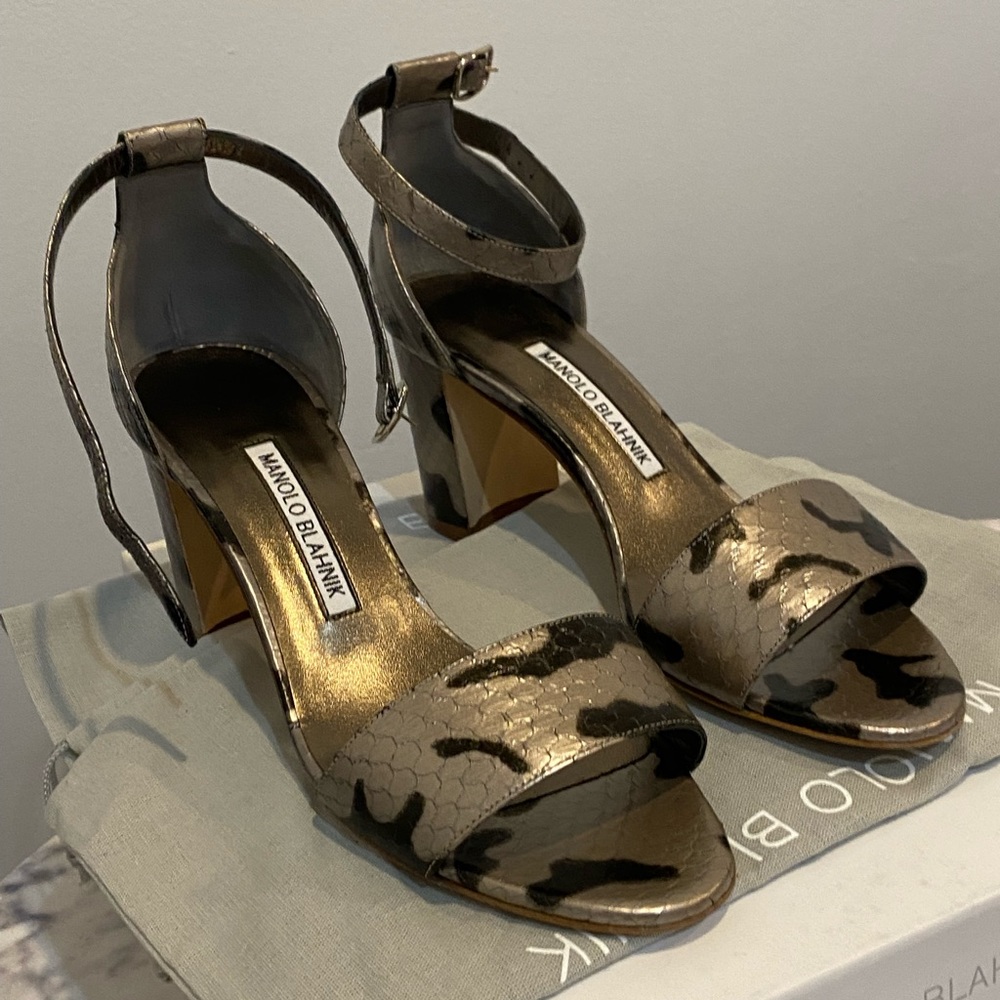 Manolo Blahnik Lauratomod Snake Block Sandal Heels in champagne/ black